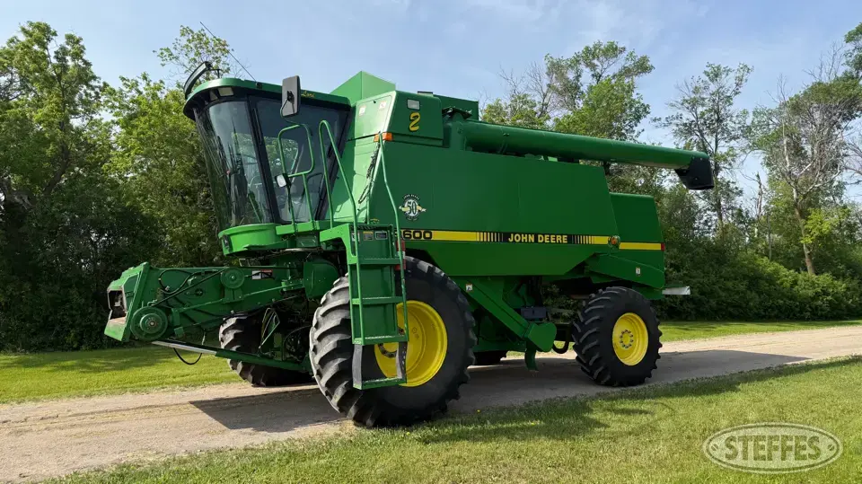 1997 John Deere 9600 Combine