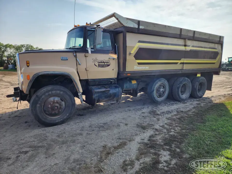 1979 Ford 9000 Louisville Tri-Axle Boxed Truck