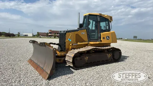 2006 Deere 750J LT