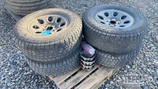 (4) Sumitomo 265/70R17 tires
