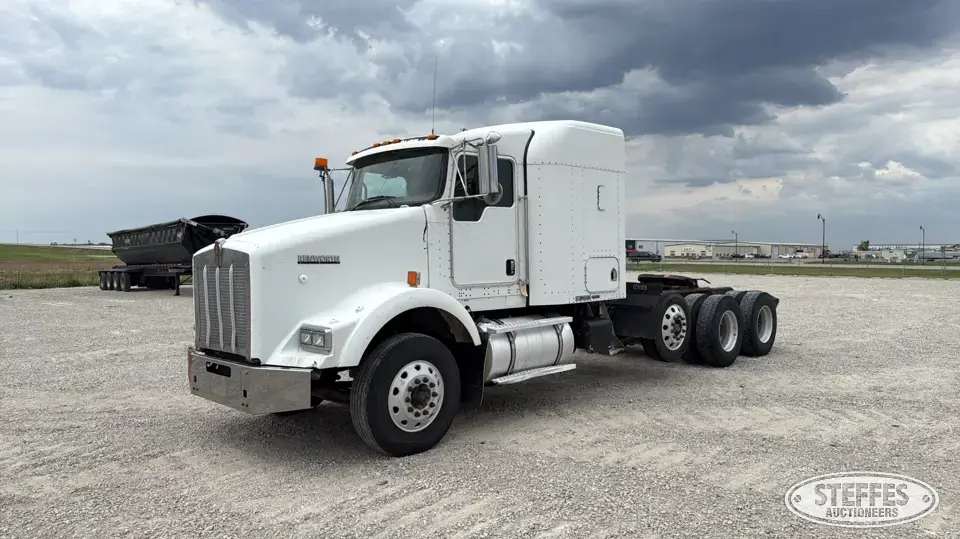 2006 Kenworth T800 Conventional Truck with Sleeper
