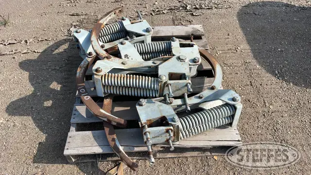 (4) Wil-Rich HD chisel plow shank assemblies