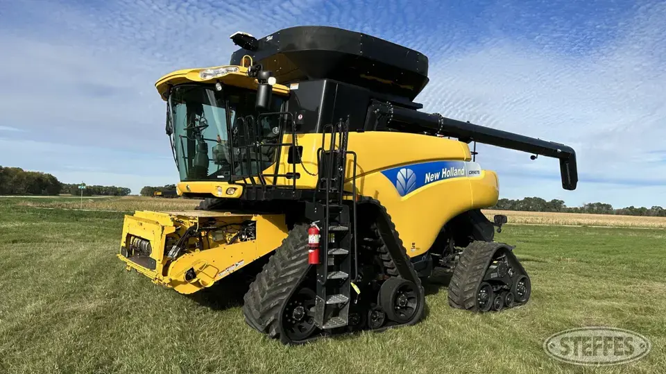 2011 New Holland CR9070 Combine