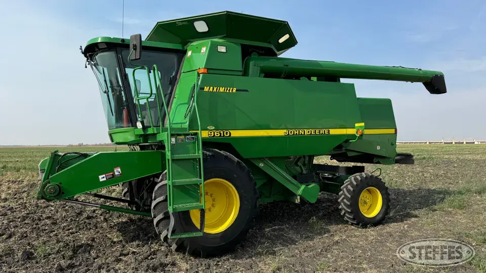 1999 John Deere 9610 Combine