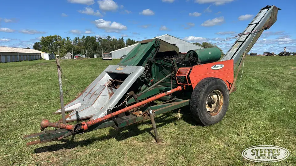 AVCO/New Idea 325 Pull-Type Harvester