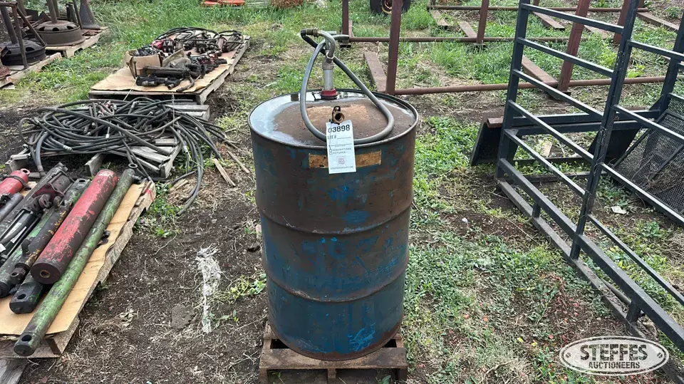 Barrel w/hand pump Farm Support Item