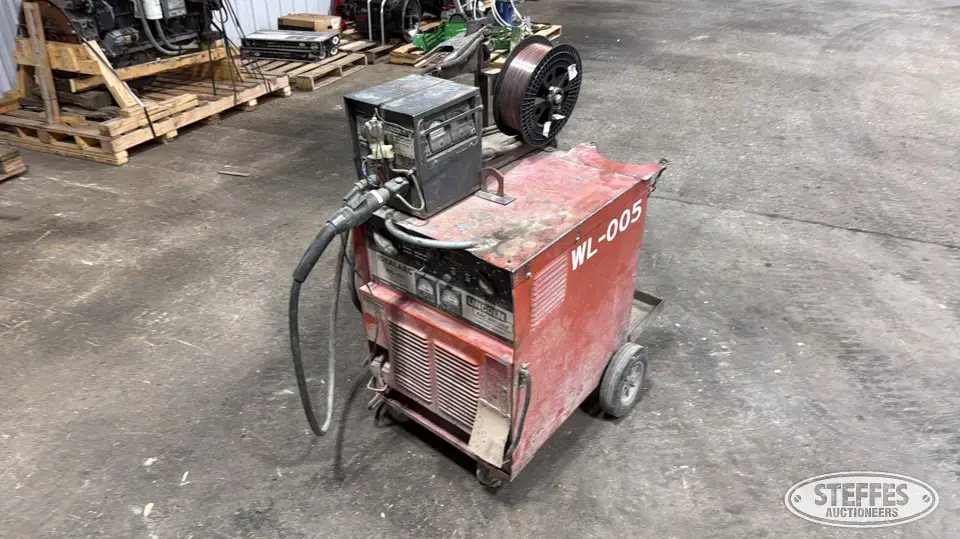 Lincoln Idealarc R3S-325 Welding