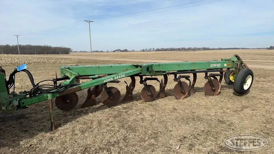 John Deere 2810 Plow