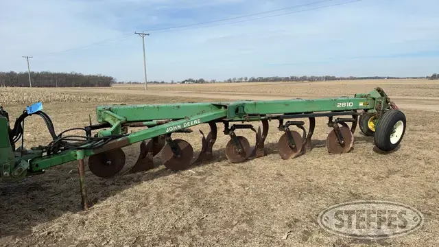 John Deere 2810