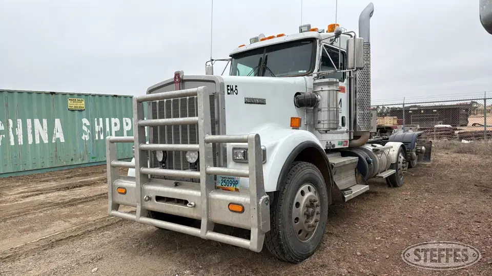 2013 Kenworth W900 Conventional Truck without Sleeper