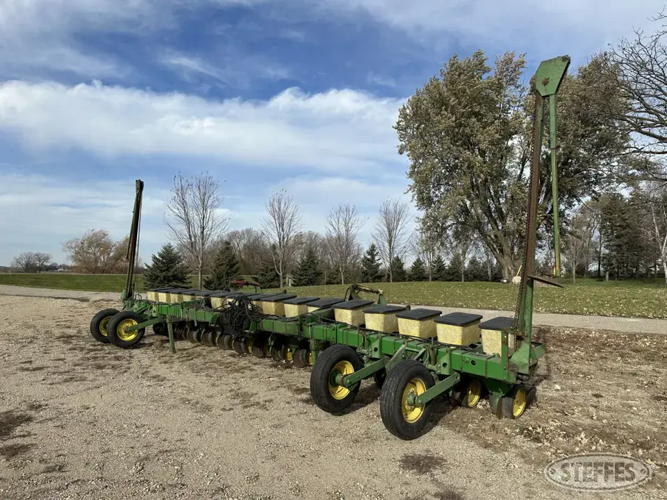 John Deere 7100 12 or More Row Planter
