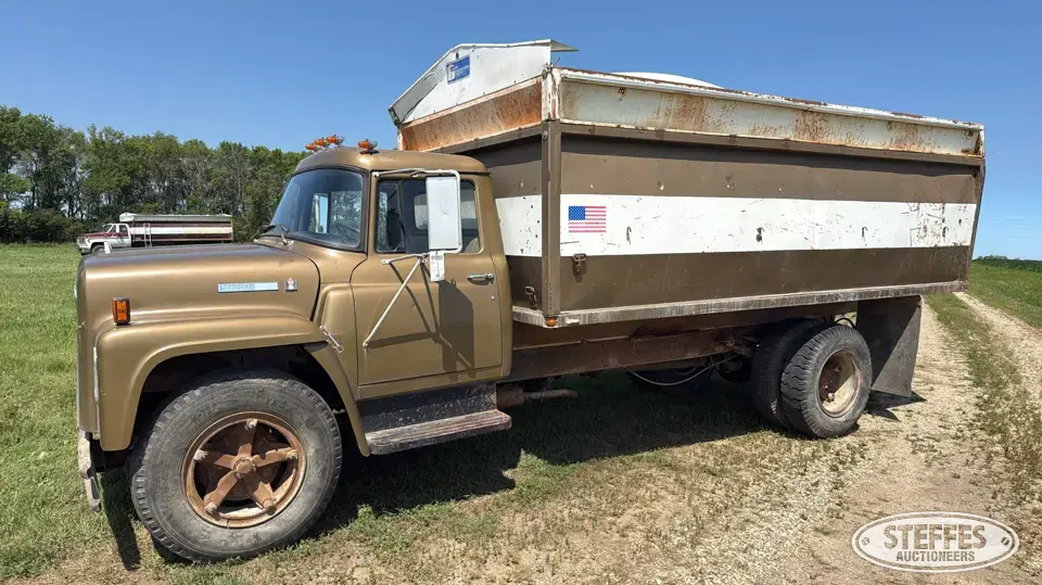 1974 International Loadstar 1600 Grain Truck
