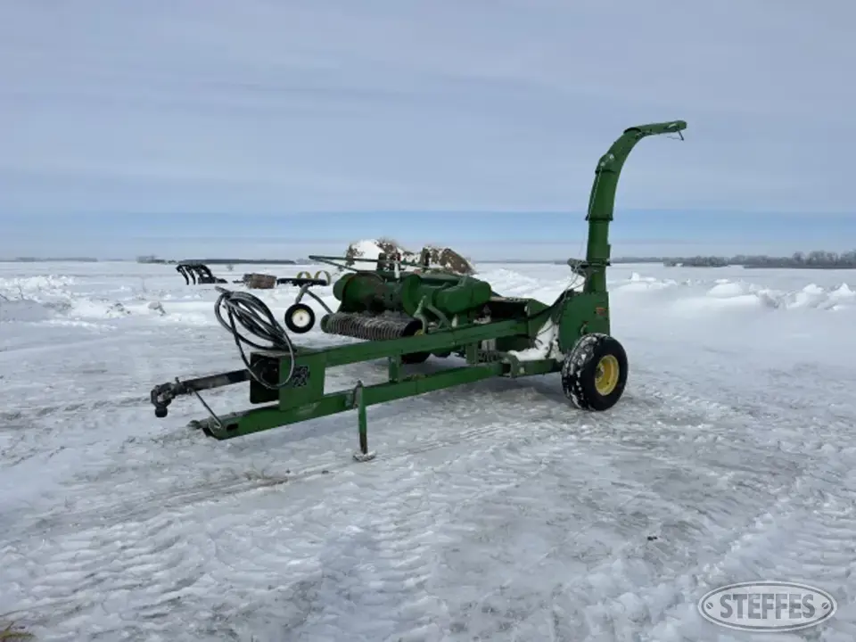 John Deere 3950 Pull-Type Harvester