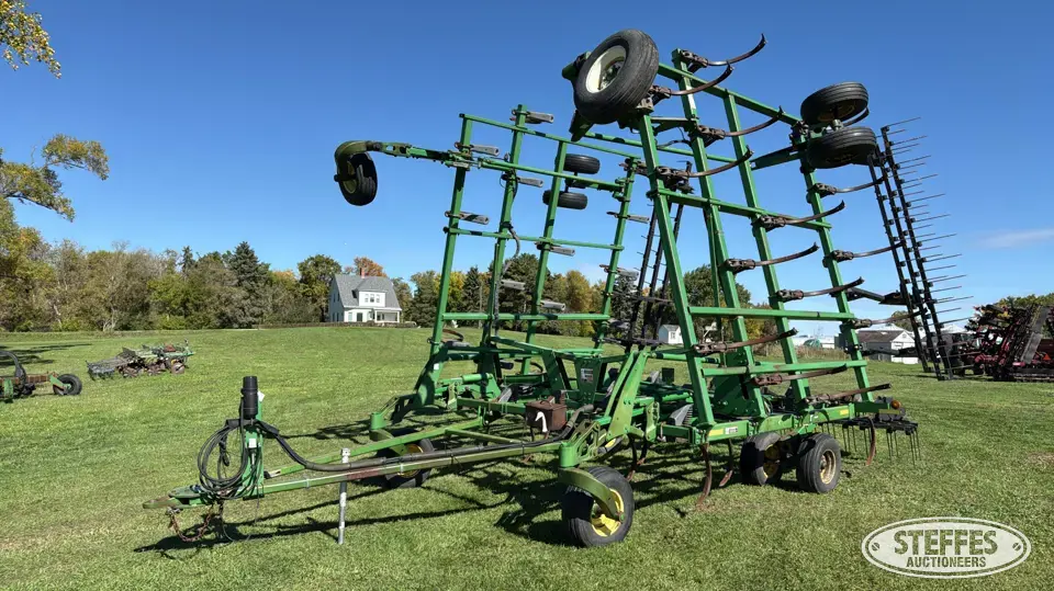 2005 John Deere 2410 Chisel Plow