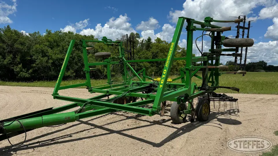John Deere 1600 Chisel Plow