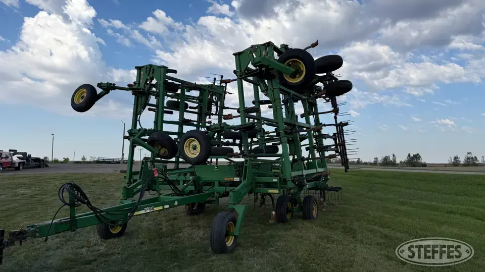 2000 John Deere 1810 Chisel Plow