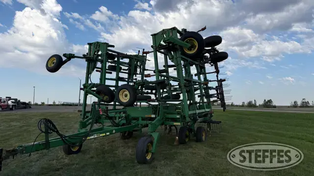 2000 John Deere 1810