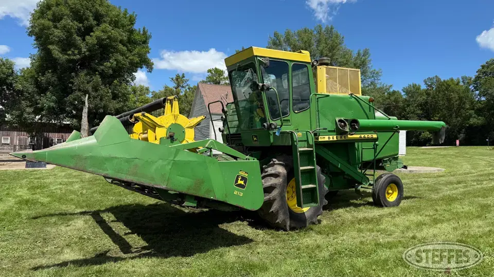 John Deere 4400 Combine