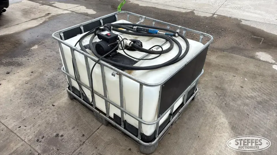 Approx. 175 gal. DEF tote DEF Tank