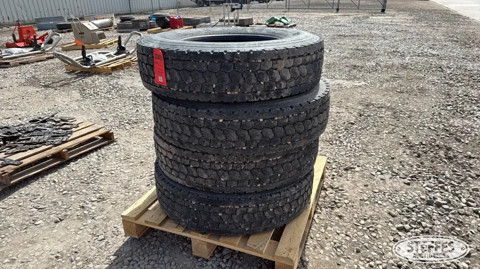 (4) Toyo M647 11R22.5 tires Truck Tire