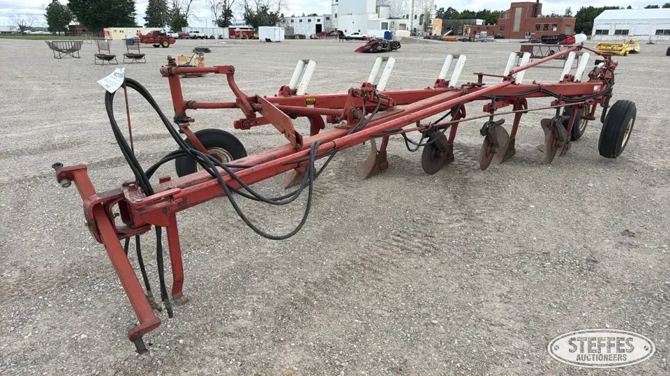 International 720 Automatic Plow