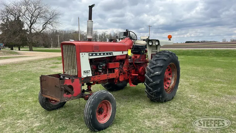 1964 Farmall 706 2WD Tractor