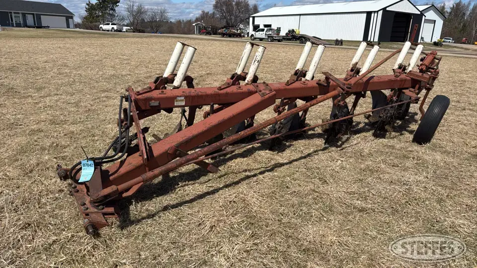 International 710 Automatic Plow