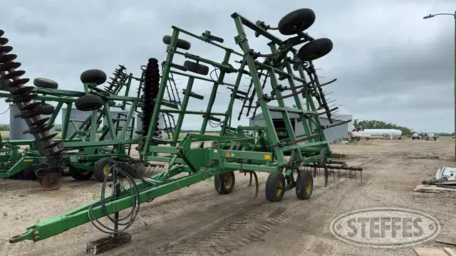 John Deere 680