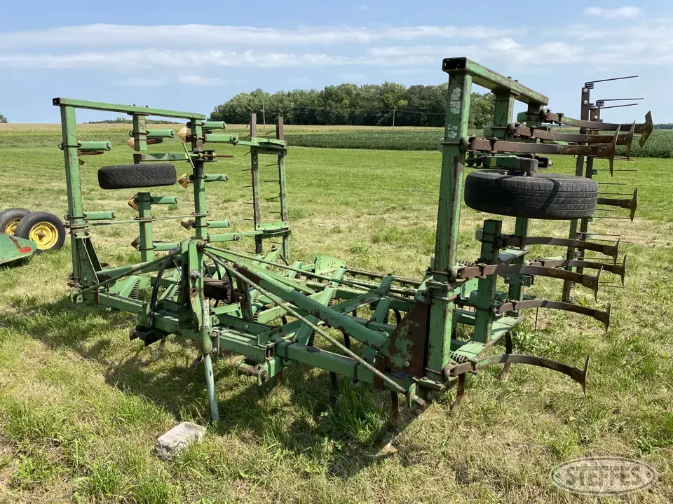John Deere 1100 Field Cultivator