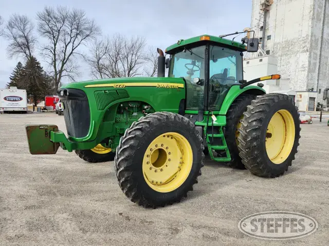 2004 John Deere 8220