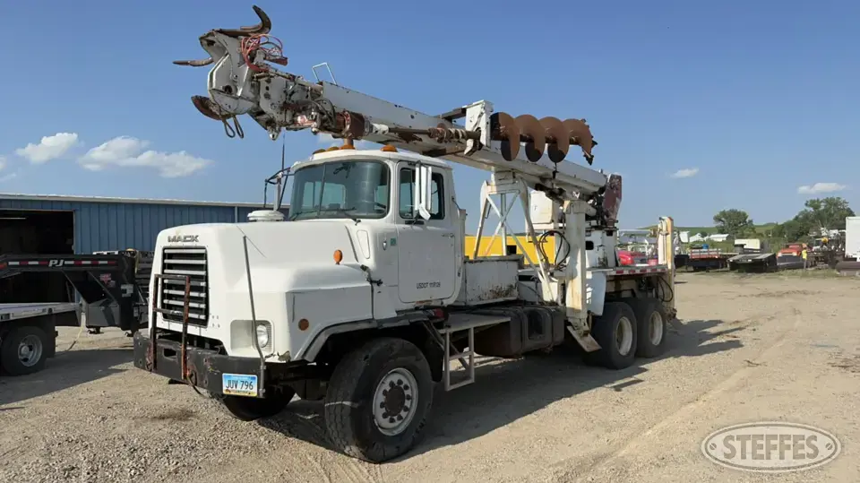 1995 Mack DMM690S Specialty Truck