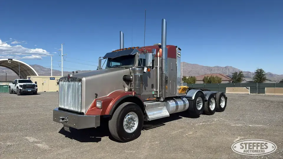 2009 Kenworth T800 Wide Nose Conventional Truck with Sleeper