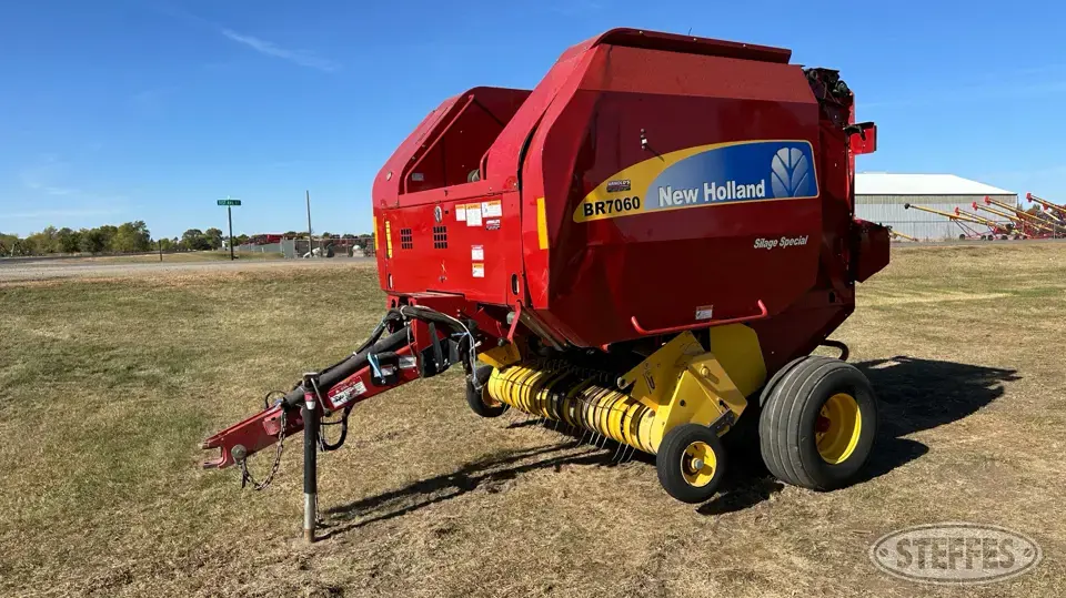 2011 New Holland BR7060 Round Baler