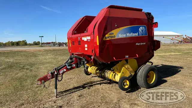 2011 New Holland BR7060