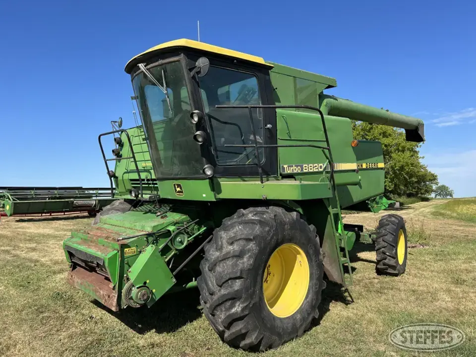 1983 John Deere 8820 Combine