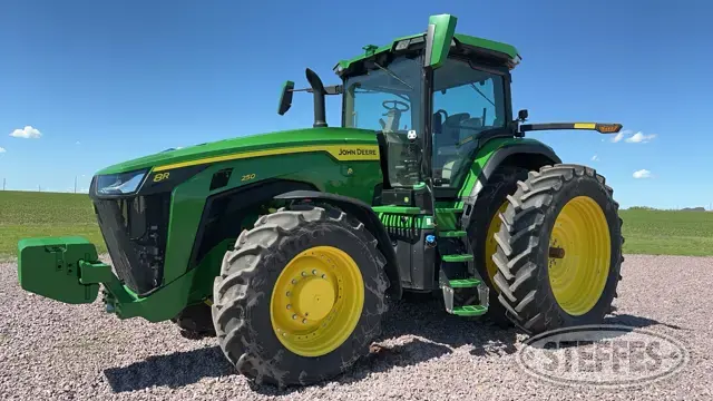 2022 John Deere 8R 250