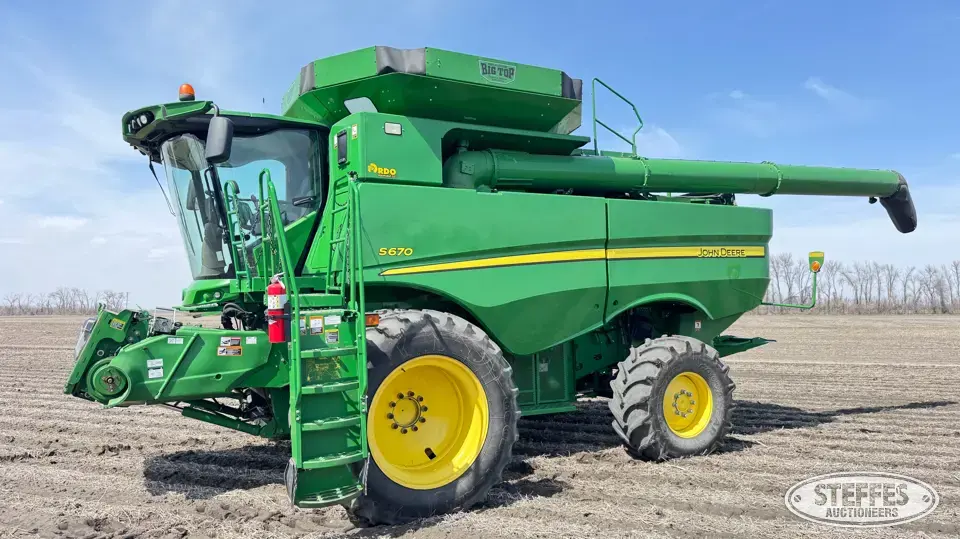 2015 John Deere S670 Combine