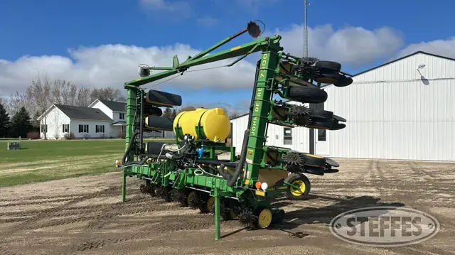 John Deere 7300