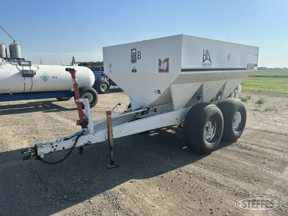 Willmar 800 Pull-Type Dry Spreader