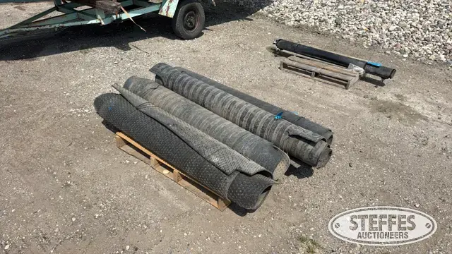 (4) Rubber pickup bed mats