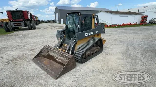 2016 John Deere 323E