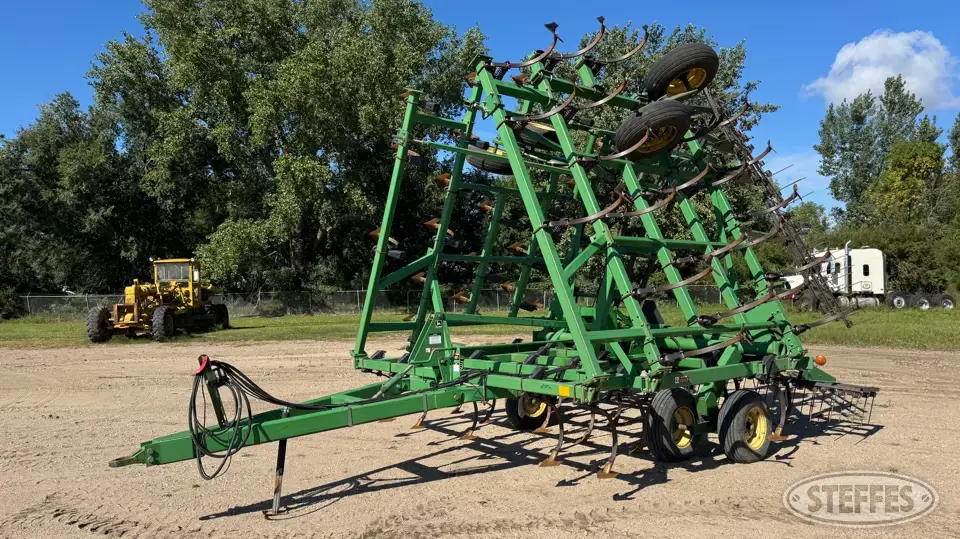 John Deere 980 Field Cultivator