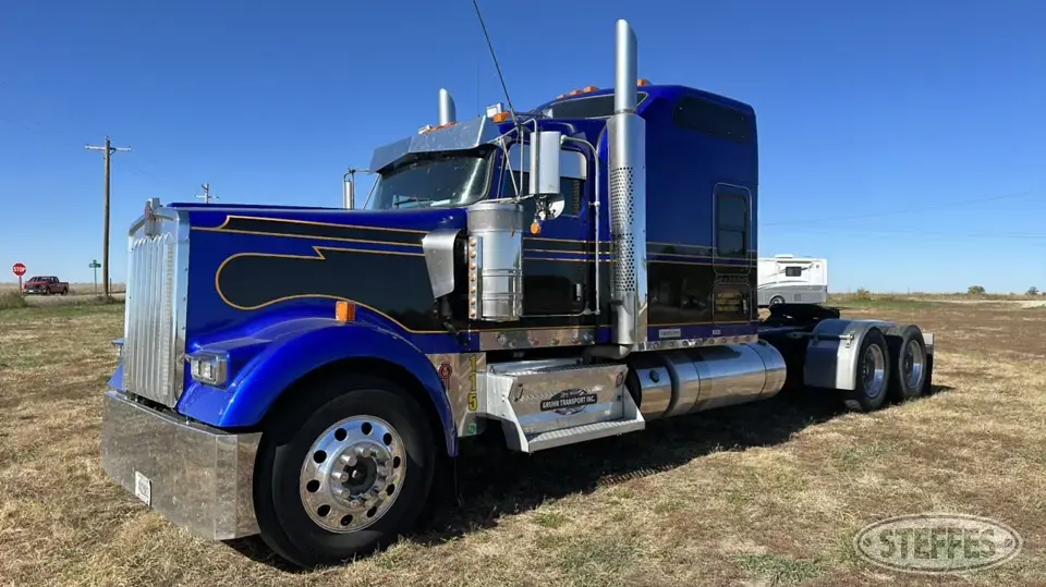 2019 Kenworth W900 Conventional Truck with Sleeper