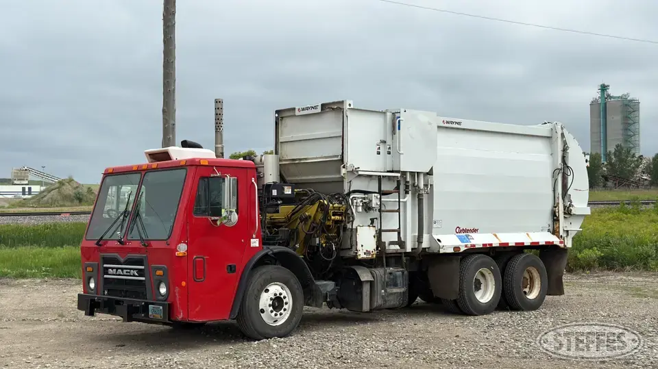 2015 Mack LE600 Garbage Truck