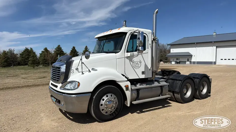 2005 Freightliner Columbia 120 Conventional Truck without Sleeper