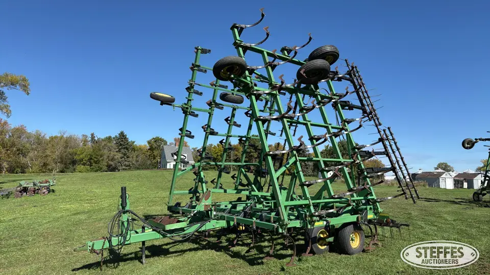 John Deere 980 Field Cultivator