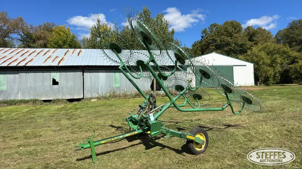 John Deere 702 Rake