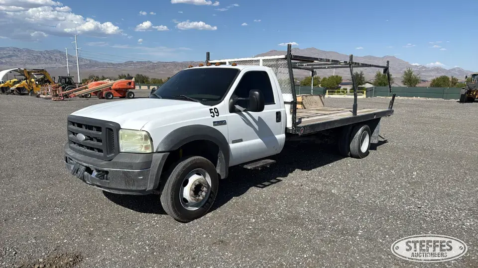 2005 Ford Super Duty F-550 XL Flatbed Truck