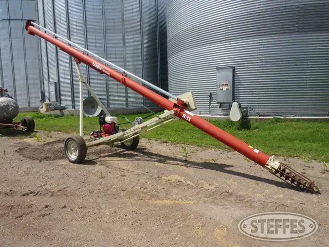 Buhler Farm King 831