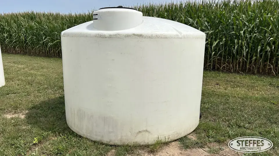 1,550 gal. poly tank